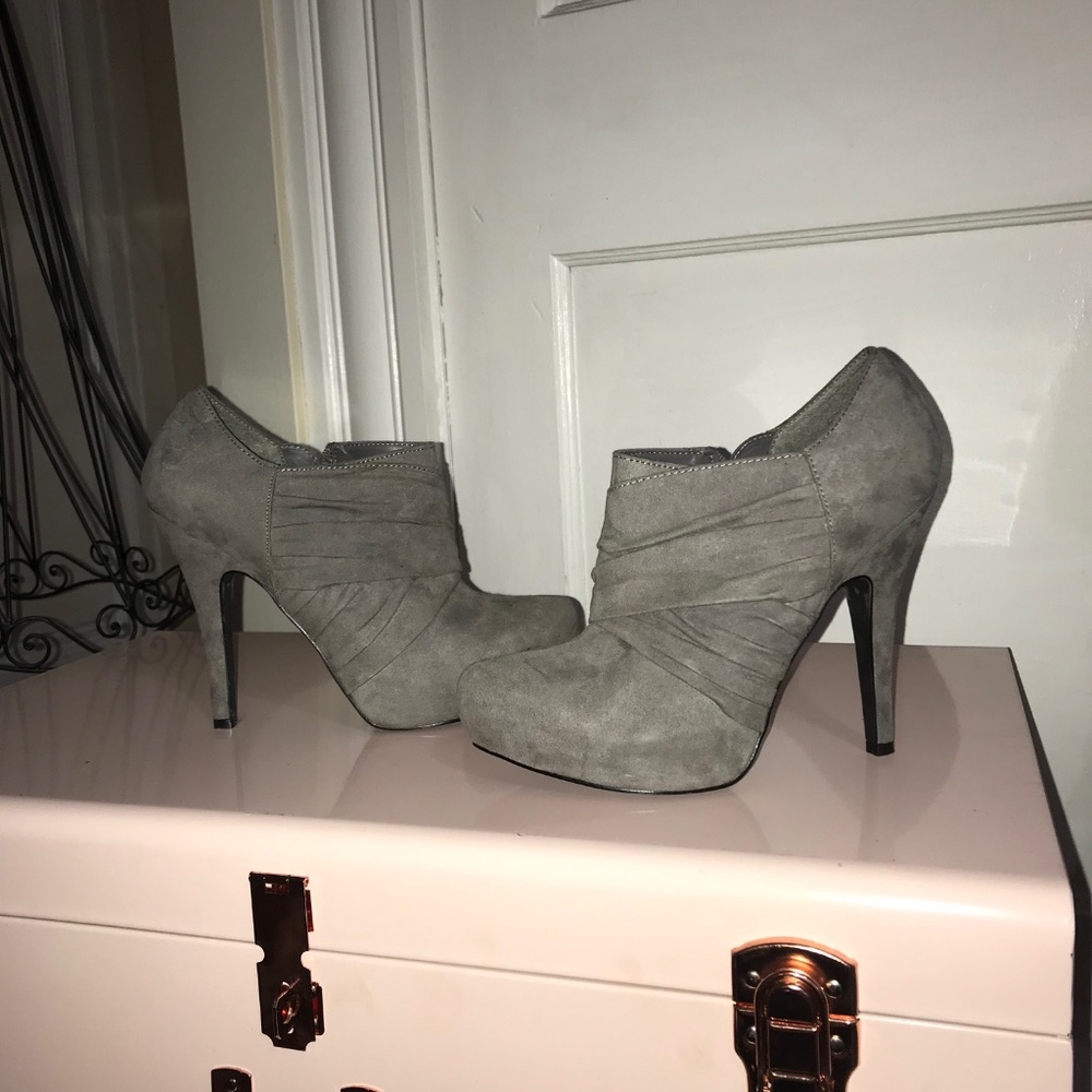 unworn Guess heels